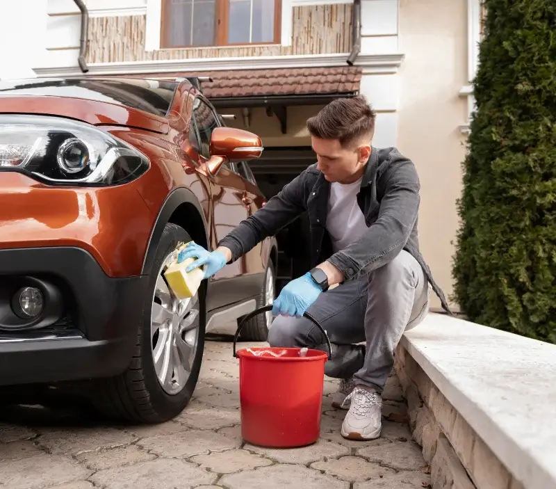 Lavage auto à domicile Virigneux : professionnel intervenant sur un véhicule